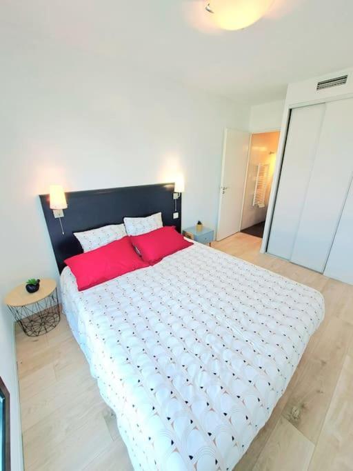 Le Valmy: Appartement Lumineux Au Pied Du Metro Lyon Kültér fotó